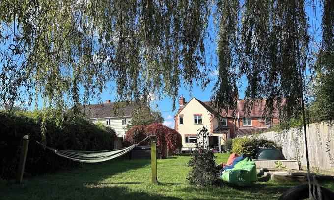 South Cadbury House | King Arthur’s Rest -Charming Eco Home, Garden & Hot Tub. Sleeps 10. Pet friendly