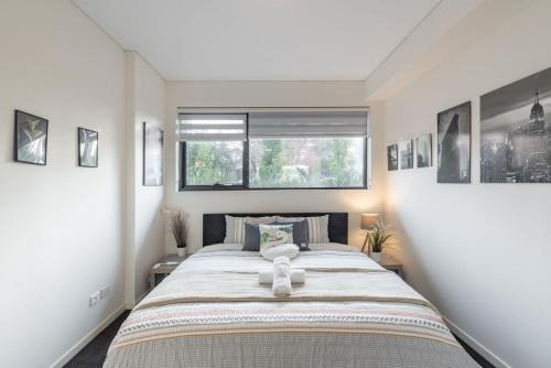 Homebush Apartment | King bed Apt Study Homebush Sleeps 3
