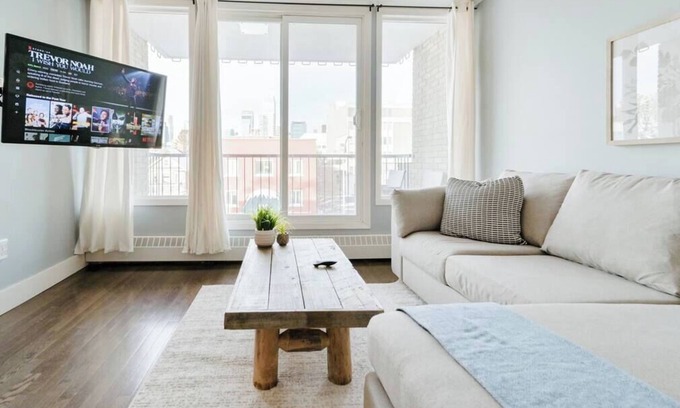 Southwest Calgary Condo | King Bed|Elegant Condo |Walk to Saddledome|UG Park