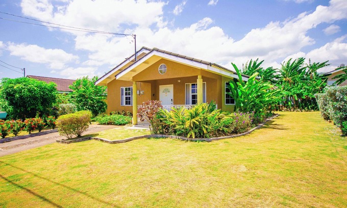 Mammee Bay House | King bed, fully A/C, pool, BBQ, near beaches, free washer/dryer - video tour