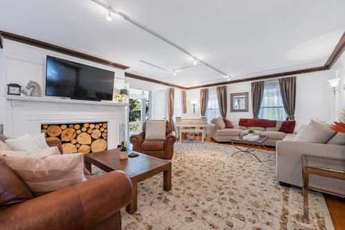 Geneva Apartment | - King Bed - Massive Yard - Fully-Equipped Condo -