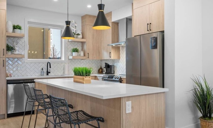 Southwest Calgary House | King Bed |Min to DT |3BR |Garage| Chef's Kitchen