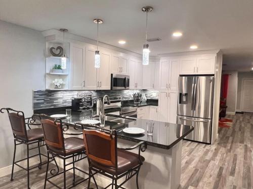 Tamarac House | King bed, Park Free, Golf, FLL