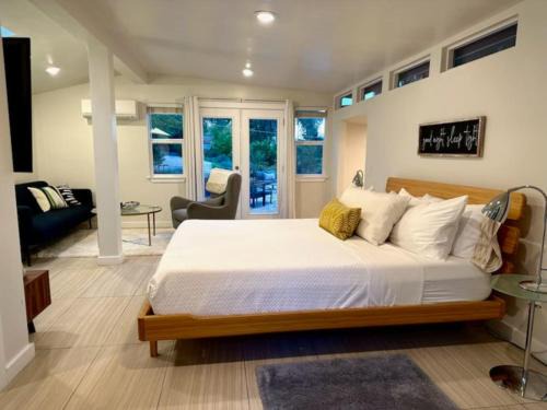 Carmichael House | King Bed-Peaceful Modern Cottage-Garden Setting