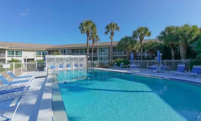 Saint Armands Key Condo | King Bed ❤ Walk to St. Armand's Circle and Lido Beach in Minutes!