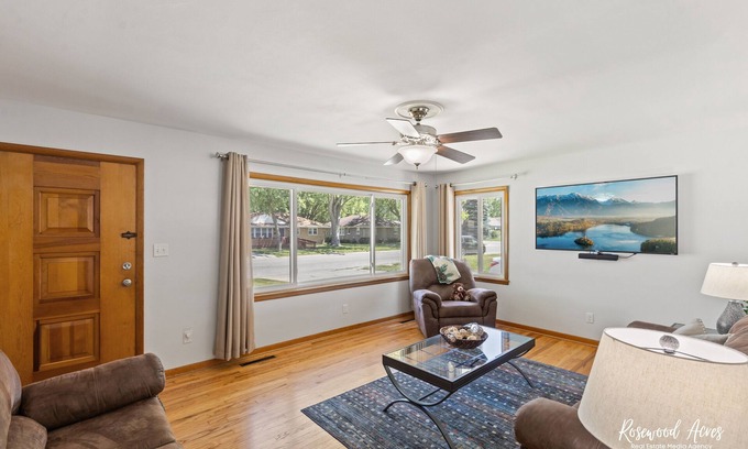 Bradley House | King Bed with fenced in backyard & Large 65" TV
