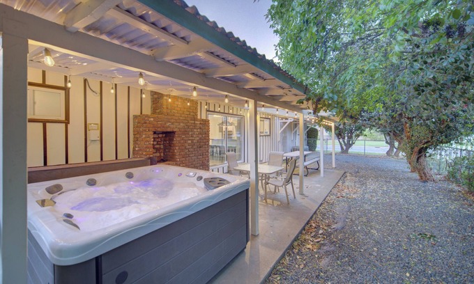 Chico House | King Sized Beds, Large Outdoor and Indoor Space