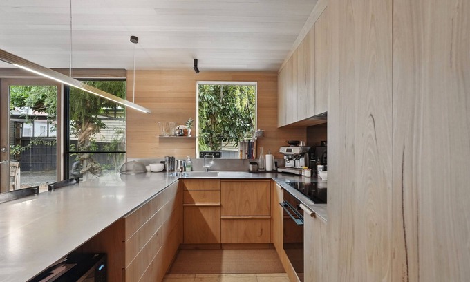 Hobart Central Business District Apartment | King St Cottage: Central and Stylish