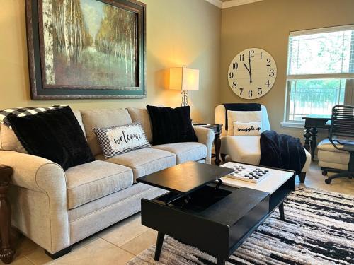 College Station House | King Suite, 2 Bed 2 Bath, Sleeps 6