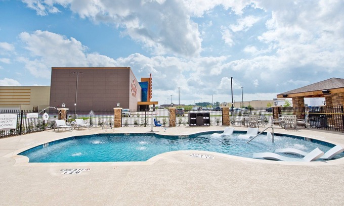 Humble Condo | King Suite. Bonuses: Free Breakfast Buffet, Pool & Gym Access!