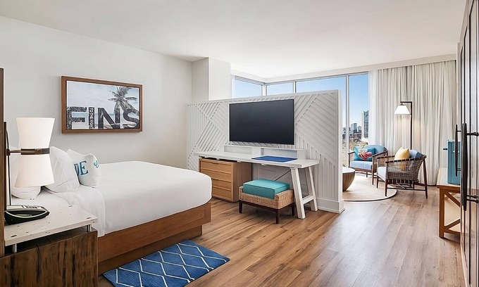 Sobro Hotel | King Suite Downtown Nashville! w/Rooftop Pool & Pet Friendly