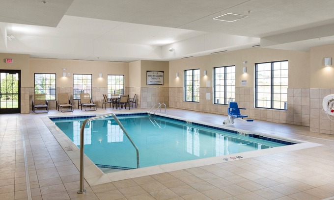 Polaris Apartment | King Suite Near Ohio State University. Free Breakfast Included. Pool Access.