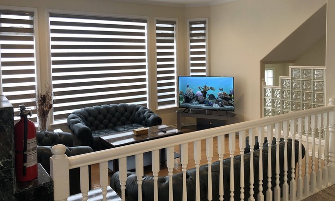 Fraserview House | KingBed&Jacuzzi&Quiet 5BRHome w/ RoofPatio NearAirport 20mins from Downtown Van