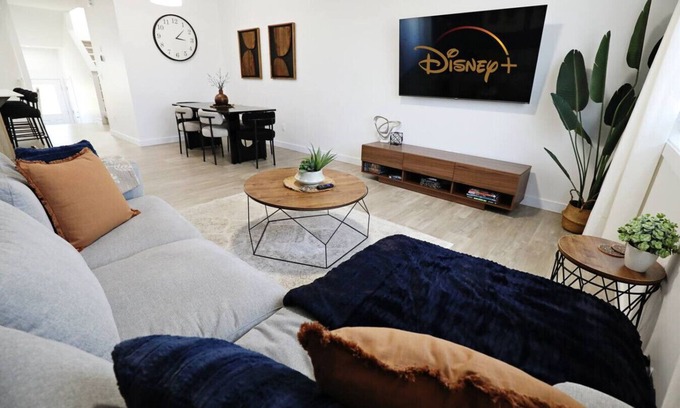 Northwest Edmonton House | Kinglet 4BR Getaway |A/C|Garage|Near WEM|Disney+