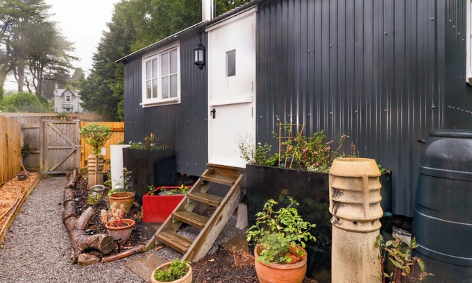 Nantgarw Cottage | KINGS CWTCH SHEPHERD'S HUT, pet friendly, with open fire in Pentyrch