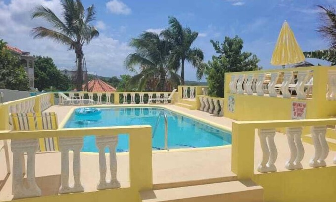 Discovery Bay Hotel | Kingsbird by the sea Inn