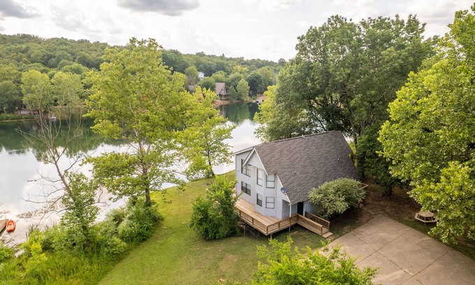 Hardy Cabin | Kiwanie Lodge, Large Lakefront Home, Sleeps 12