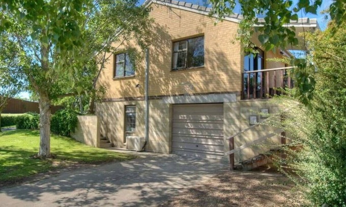 Lowburn House | Kiwi Holidays in Cromwell