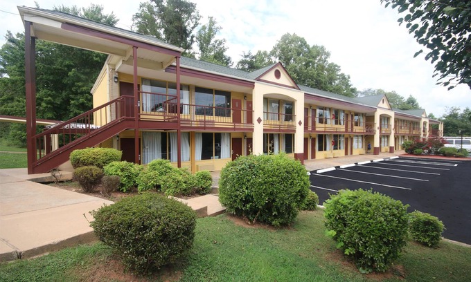 Pilot Mountain Hotel | Knights Inn Pilot Mountain