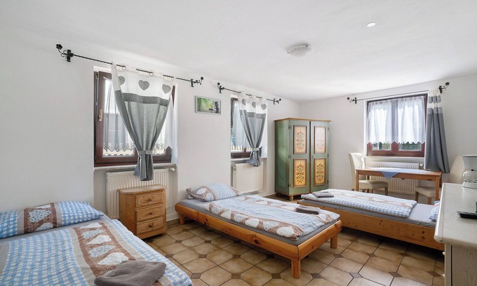 Munchen District Apartment | Knödelhof ‘Room 9’ 3-bed room with shared terrace and WLAN