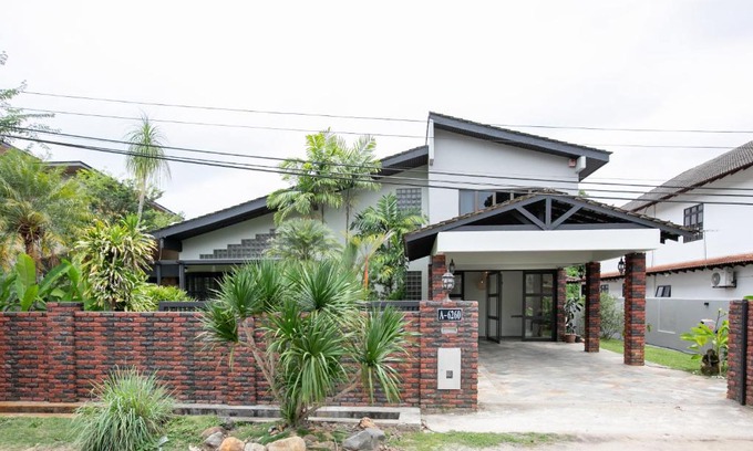 Teluk Cempedak House | Kontor Mansion - 3 mins to Teluk Chempedak Beach & Private Pool