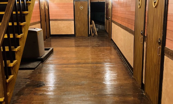 Sattahip House | Koomdech Hotel Wooden Room in Classic Style