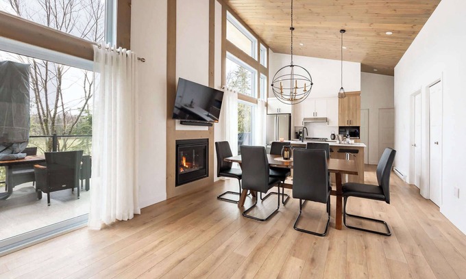 Adstock Ski Chalet | L'Élégance Des Sommets | Ski Condo & Spa