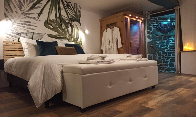 Guemene-sur-Scorff House | L'étreinte, Loveroom Avec spa et Sauna Privatifs au Centre de Guémené-sur-scorff