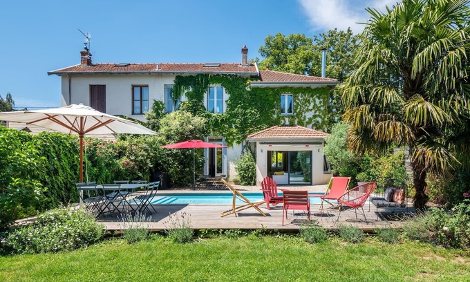 Tassin-la-Demi-Lune Villa | L'anglaise, stylish townhouse with pool and garden
