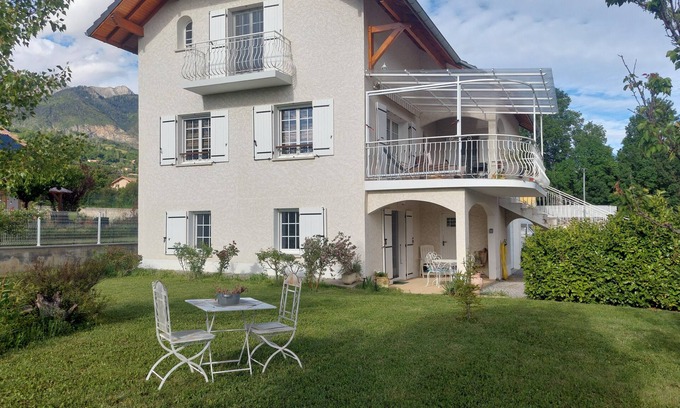 La Batie-Neuve Apartment | L'Ecrin is a 3-star furnished tourist accommodation.