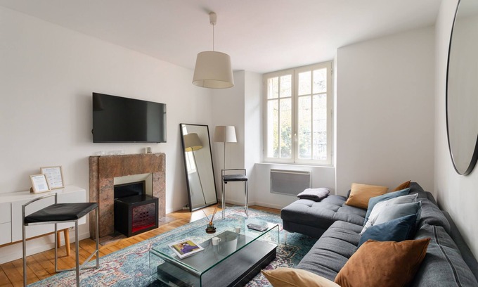 Bourg-l'Eveque Apartment | L'Ecrivain - Two Bedroom Apartment, Sleeps 4