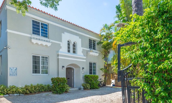 South Beach Condo | L'Etoile Apartments Part of the Oasis Casita Collection
