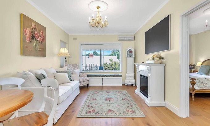 Unley Apartment | La Belle Fleur Vintage Allure near Parklands and CBD