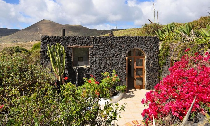 Haria Villa | La Bodega - House on volcano with a piano