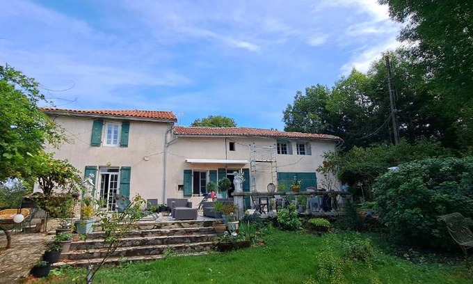 Cours House | La Bougainvilliére