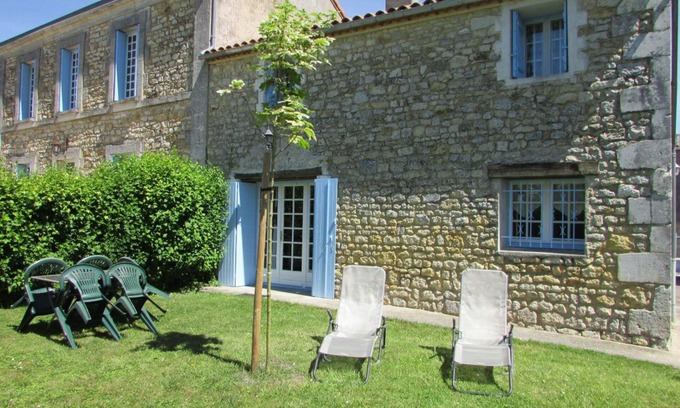 Le Gua House | La Brise Marine vacation home with heated pool near Royan