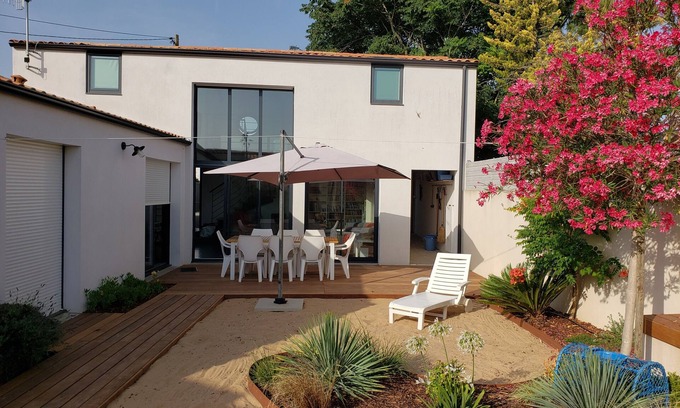 LʼAiguillon-sur-Mer House | La Cabane de la Mer 4 bedrooms 8 people