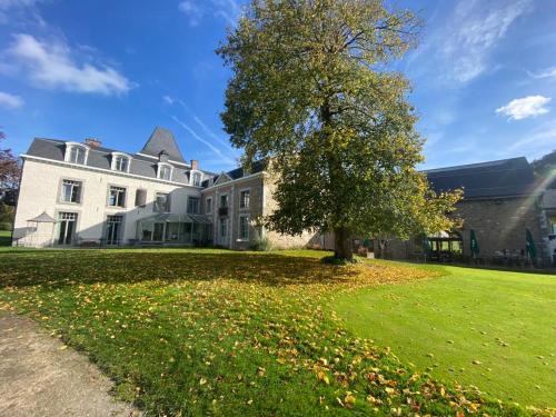 Liege Bed & Breakfast | La chambre et le studio du château du golf de Bernalmont