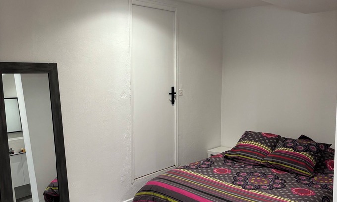 Sollies-Ville House | La Cigalière 1 : charming T1 bis of 32 m2