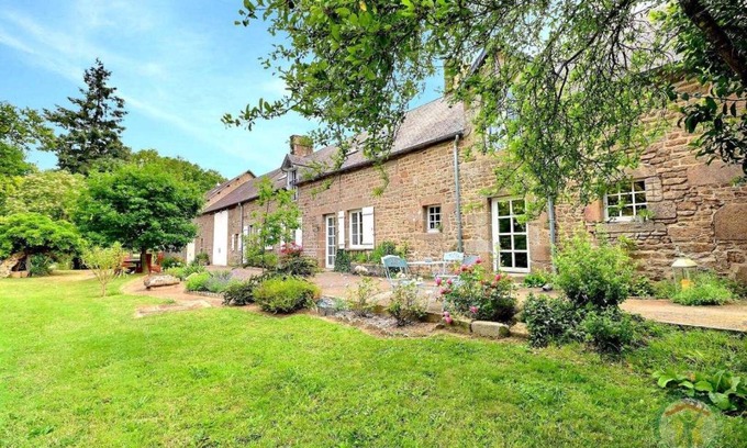 Saint-Georges-de-Reintembault Bed & Breakfast | La bremande