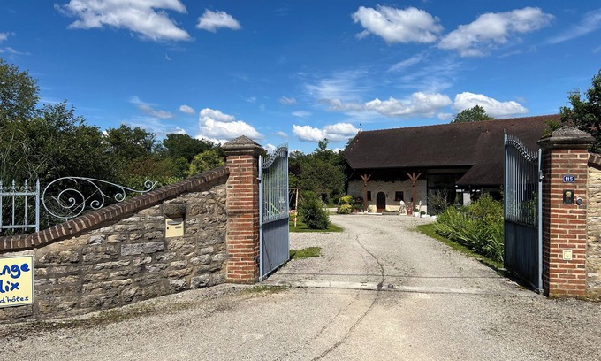 Fontainebrux House | La Grange de Félix, country cottage with swimming pool