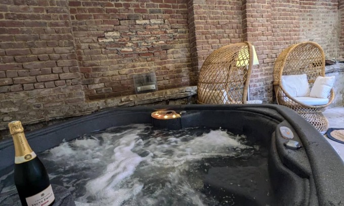 Blendecques Bed & Breakfast | La Mariance bed and breakfast with private Jacuzzi!