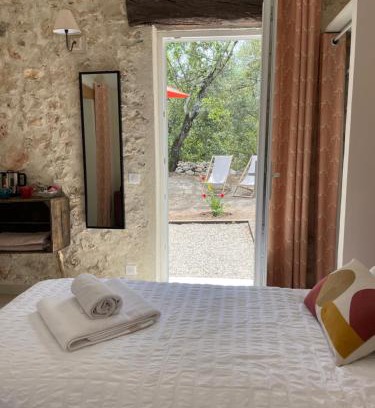 Saint-Antonin-du-Var Bed & Breakfast | La Parenthèse du Var - Chambre d'hôtes petits déjeuners inclus et terrasse ombragée