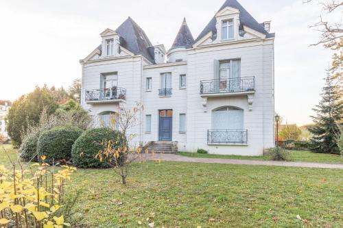 Dammarie Les Lys Apartment | La Petite Reine Blanche