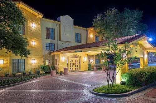 Live Oak Hotel | La Quinta Inn by Wyndham San Antonio I-35 N at Toepperwein