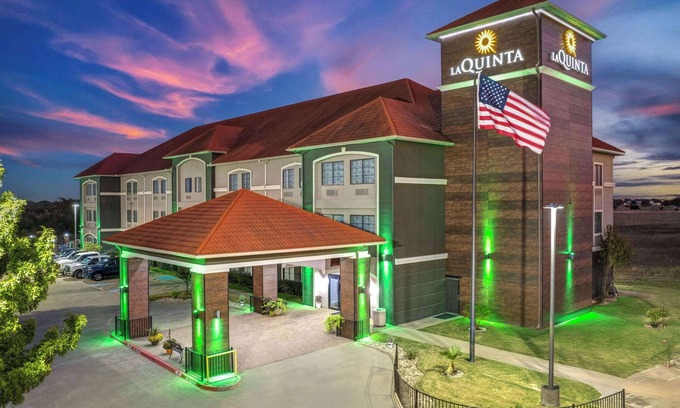 Alvarado Hotel | La Quinta Inn & Suites by Wyndham Alvarado