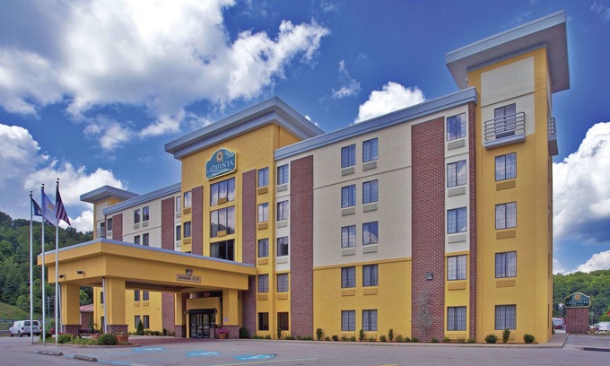 Elkview Hotel | La Quinta Inn & Suites by Wyndham Elkview - Charleston NE