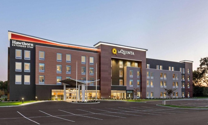 Mount Laurel Hotel | La Quinta Inn & Suites by Wyndham Mount Laurel Moorestown