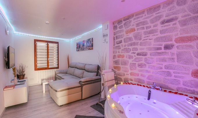 Neuville-sur-Saone House | La Suite Neuvilloise - 15 Minutes de Lyon - Jacuzzi/wifi - Entièrement Rénovée