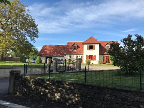 Eclans-Nenon Bed & Breakfast | La Tour Carrée